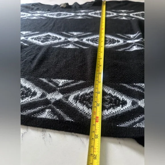 Women’s Sweet Kizz Black and White Aztec Print Poncho size 3X - Picture 7 of 8